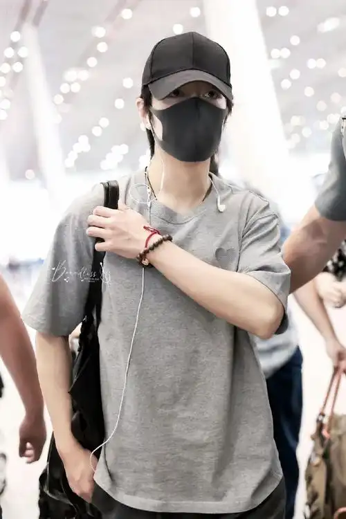 肖战机场#肖战北京7615香港路透,灰色t恤搭配棒球帽时尚休闲帅气