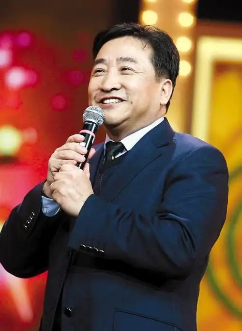 后来他一度是相声界的领军人物,并且多次登上春晚的舞台也是曲协的