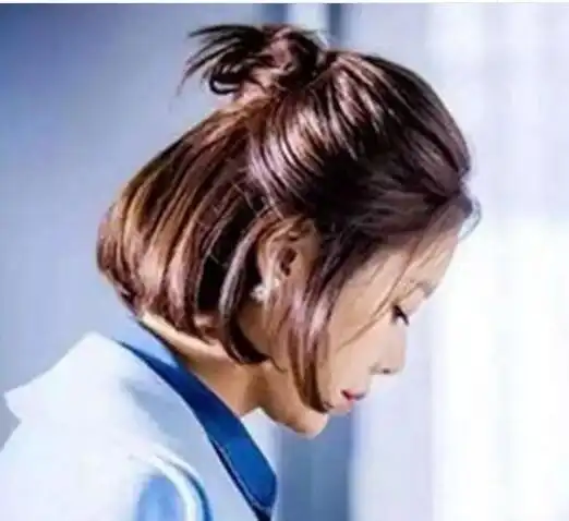 栗色直发的女生,她的短发丸子头发型扎成了一个很可爱的小揪揪头风格