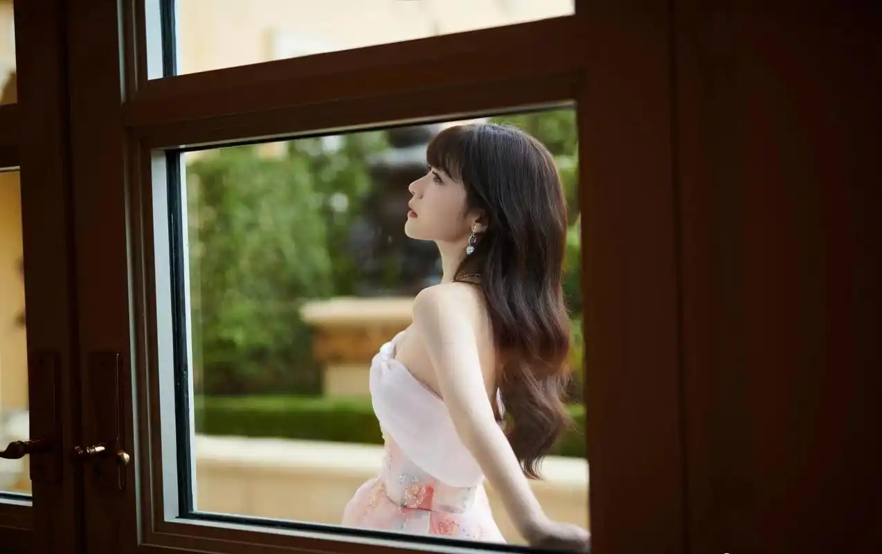 赖美云春日樱花抹裙优雅写真