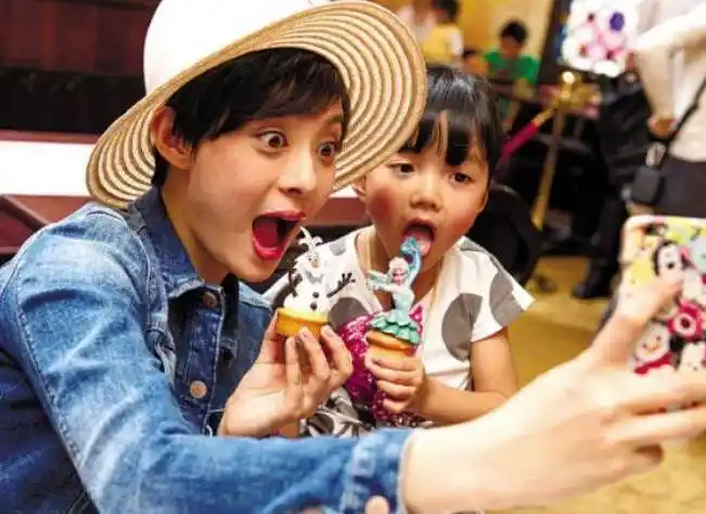 孙俪带女儿参加比赛,独自抱娃拎包却不见邓超,女儿一双细腿抢镜_孩子