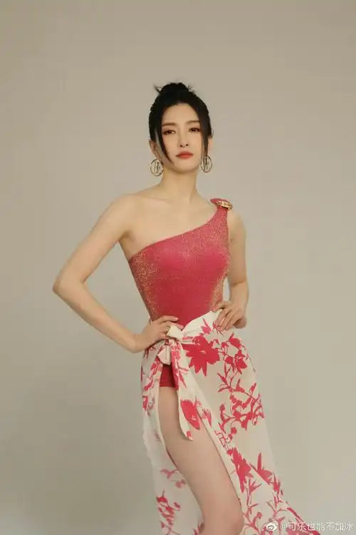 江疏影晒火龙果泳装照