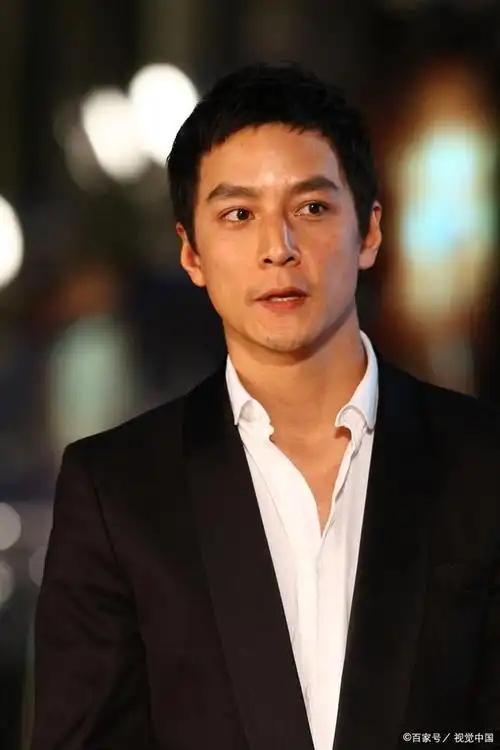 电影中被称为"绝世美男"的吴彦祖,一句"我们美国",又大火了