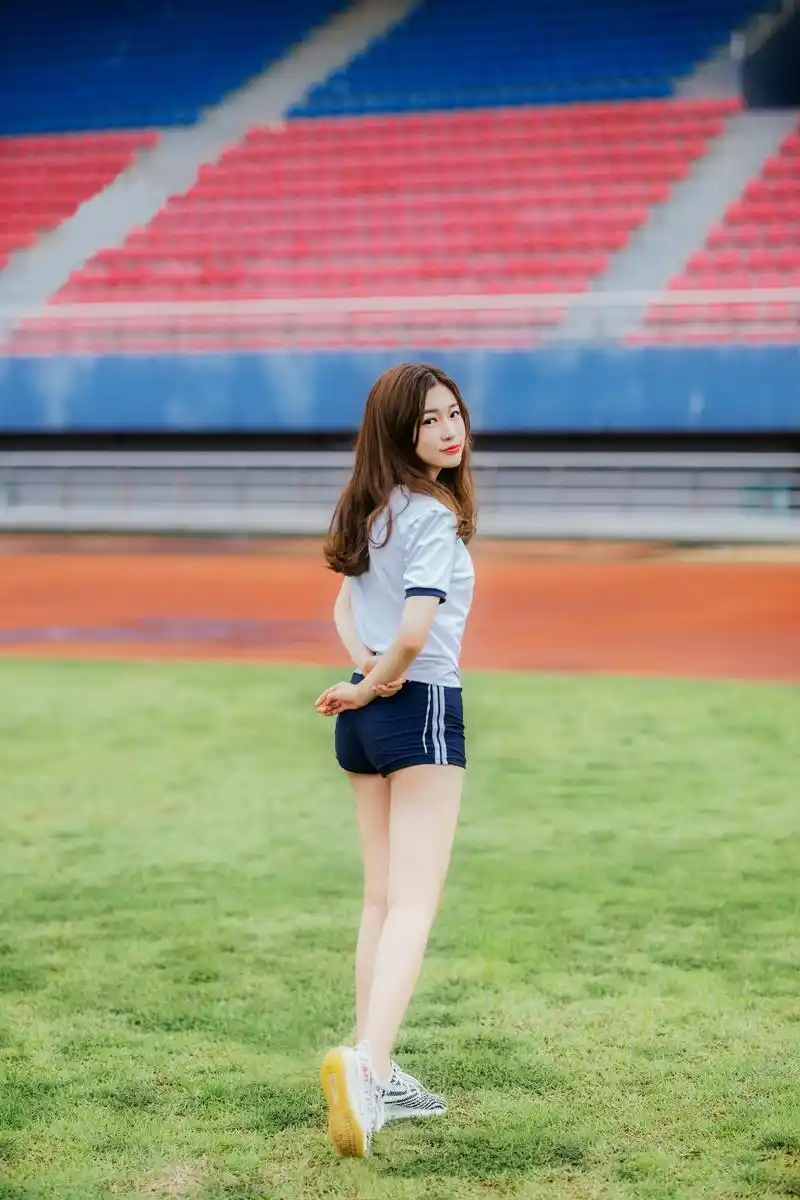 青春活力热裤小美女 一个人的运动时间