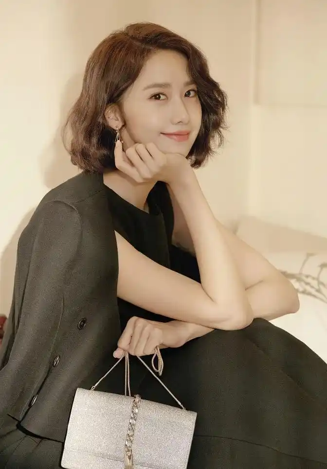 林允儿素色时尚大片展慵懒文艺风,短发微卷露女神招牌微笑