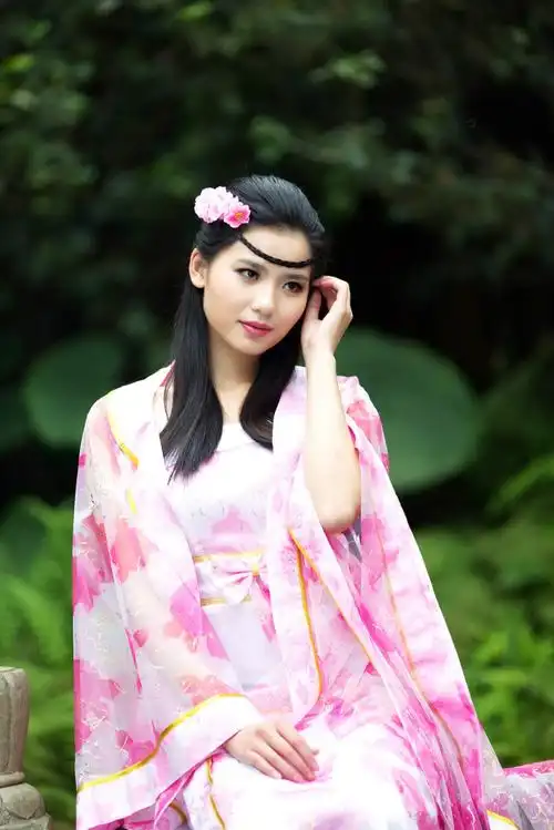 【转载】此情可待【古典粉衣美女两组】