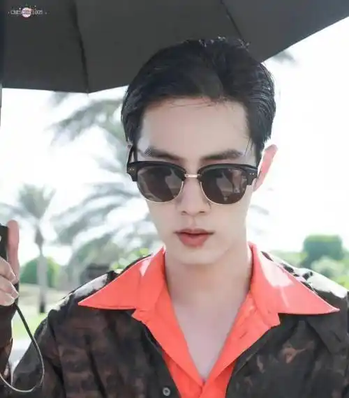 肖战在剧里喊她校校,剧外喊她那个女孩儿,这呼之欲出的事业心!