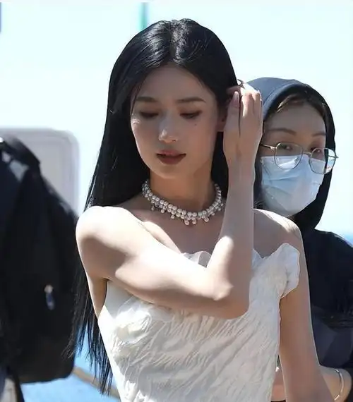 戛纳这一夜,躲过了佟丽娅,避开了关晓彤,却被一个无名网红惊艳