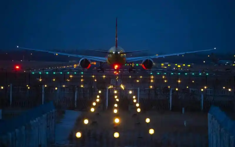 首都机场"掌灯人":与深夜相伴,守护3万余盏助航灯