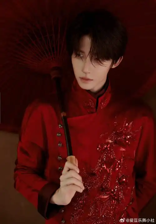 【刘宇】#gq路透#刘宇gq盛典出图,撑伞红衣少年,好红好期待@刘宇yu