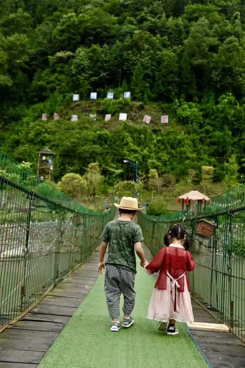 2019年7月26夏日,童真在自然中绽放.
