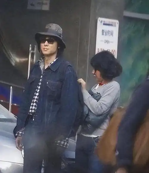 回顾邹伟与闫妮离婚18年,他再婚生子获幸福,她情路坎坷至今未婚