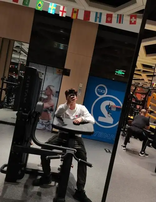 20岁的黝黑痞帅体育生满身肌肉的山东大男孩也太会自拍了吧