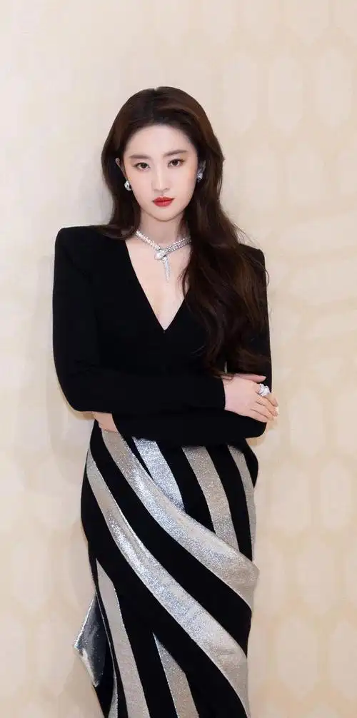 刘亦菲深v黑银条纹裙,气质满分!__财经头条
