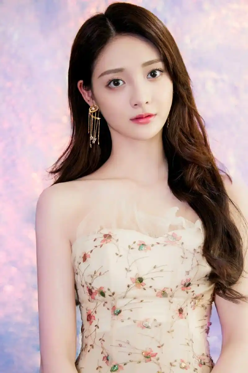 周洁琼# 一袭碎花抹胸裙,甜美灵动的小仙女,肤白貌美的容颜,白皙细嫩