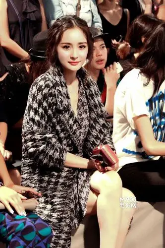 杨幂纽约时装周首秀获赞 温婉优雅倍显东方风情