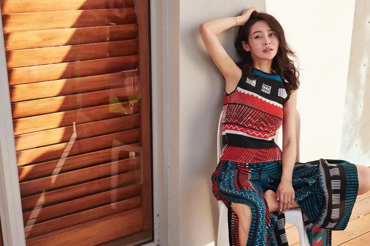 回顾演员于明加结婚13年只生孩子不做饭丈夫一家人把她宠成宝