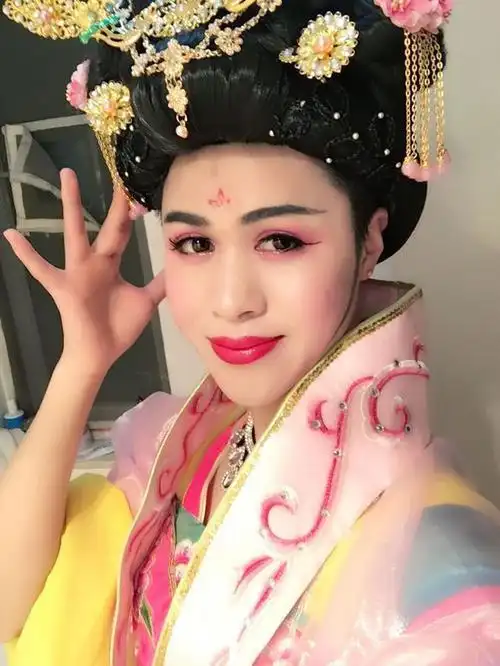 河北老人男扮女装30年终日浓妆艳抹却遭妻女断绝关系如今怎样