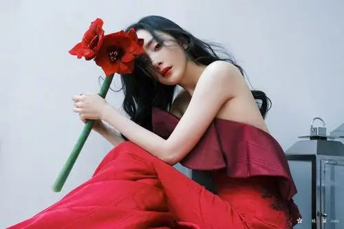 杨幂发文2021,每个人都要顺遂平安,其实努力工作的人需要平安