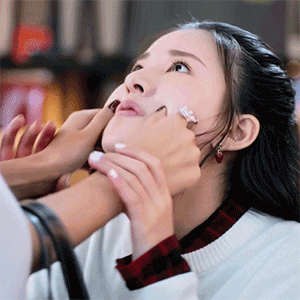 同为圆脸80斤赵露思被嘲胖,赵丽颖为何好太多?看仪态对比就懂了