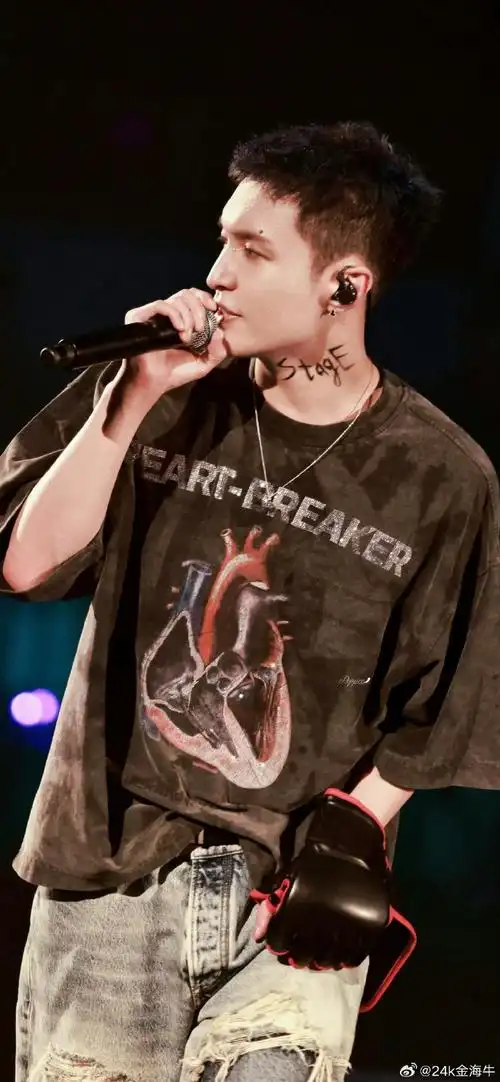 我一直说唯爱寸头,寸头帅果然是真帅,张艺兴巡演舞台这个寸头发型竟然