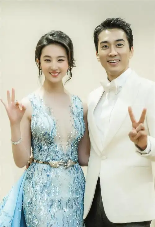 刘亦菲老公是谁呀 个人资料(刘亦菲与宋承宪的亲密照)(14)