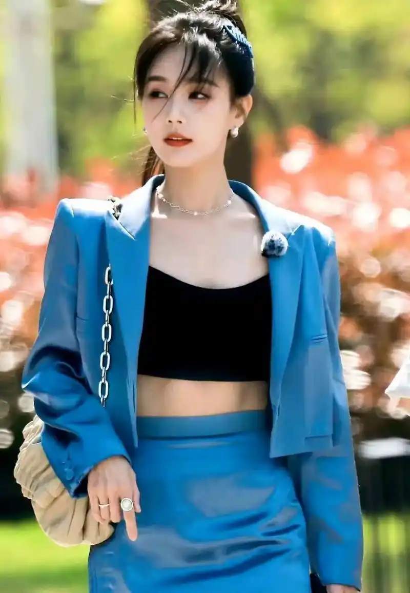 一身蓝色套装大秀傲人马甲线,精致又很时髦  李一桐才是妥妥的都市