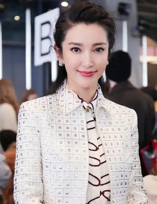 47岁李冰冰走机场素颜出镜似小姑娘手拿行李箱不见小16岁男友