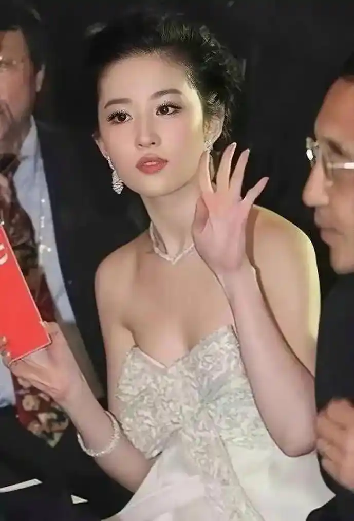 35岁的"神仙姐姐"刘亦菲,身价百亿豪车遍地,为何无人敢娶?