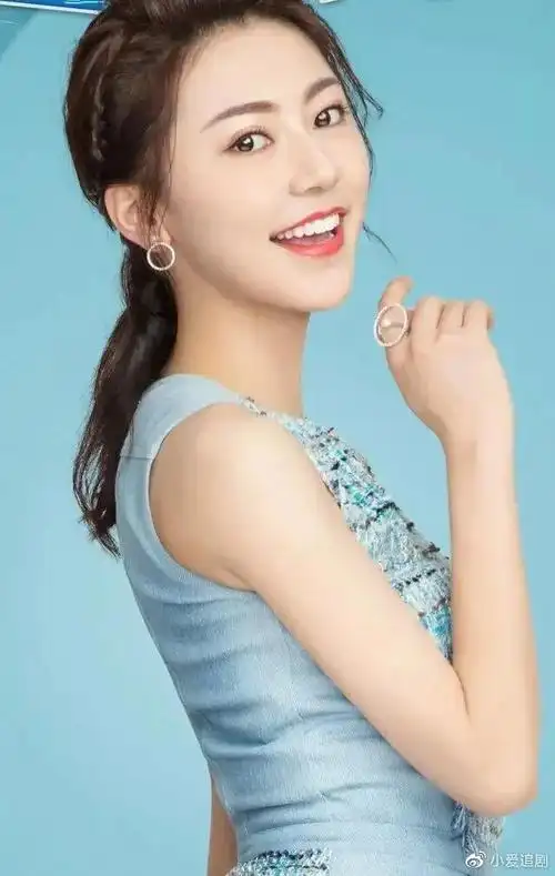 四川美女——黄梦莹,美丽大方,气质迷人,笑容甜到骨子里