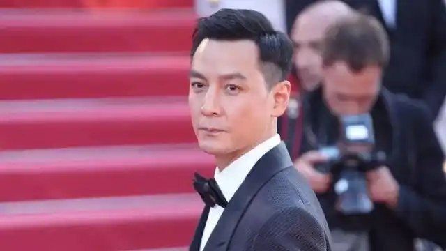 网友遇野生吴彦祖亲切合照,昔日男神身材臃肿发际线后移