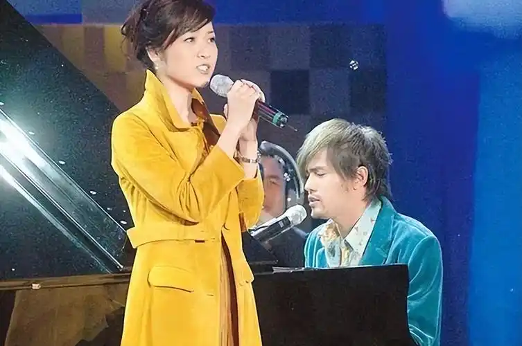 1个妈2个爸,被周杰伦念念不忘,33岁嫁富商,侯佩岑才是人间清醒