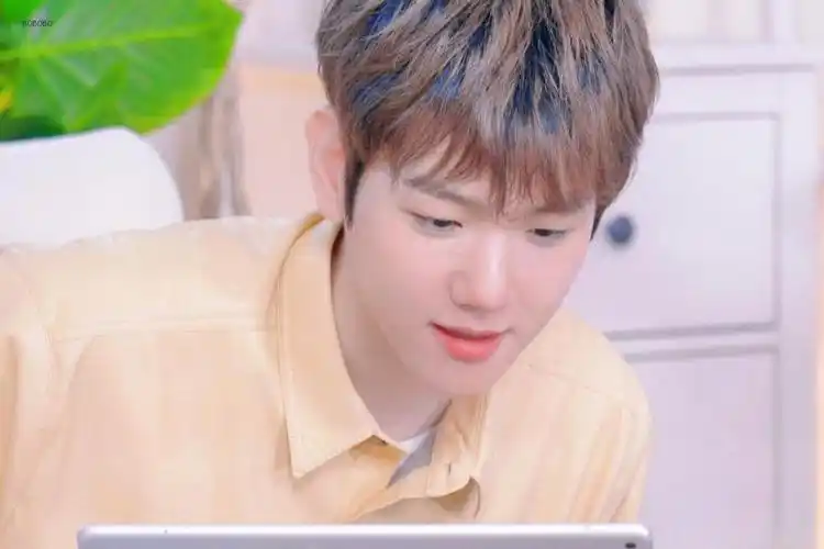 边伯贤入伍前最后一次直播,脸部肿胀状态差,身体真的出问题了?