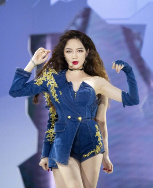 大家都知道,孟佳是第五次公演的人气王,也是舞台的王者,阿朵是天生的