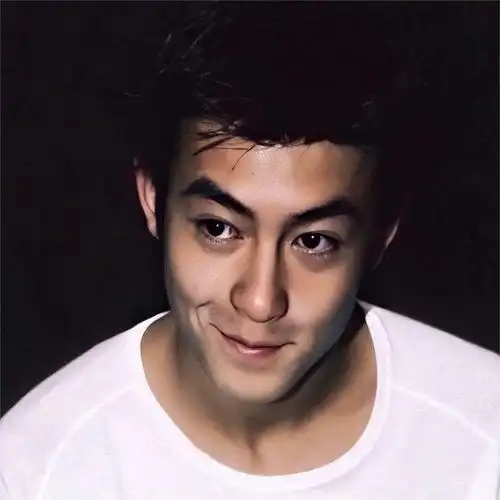 陈冠希是真宠女儿,7岁了还要爸爸抱着,年轻时的他真的超级帅!