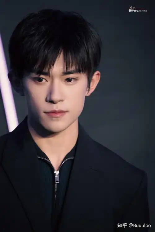 如何评论易烊千玺拿镜子照粉丝?