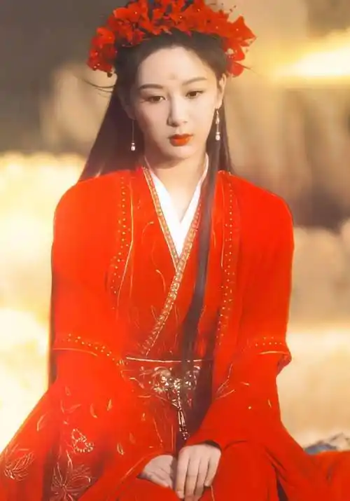 杨紫古装拍美照,一抹红唇,一脸郁闷,霸气美艳_角色_剧中_王姬