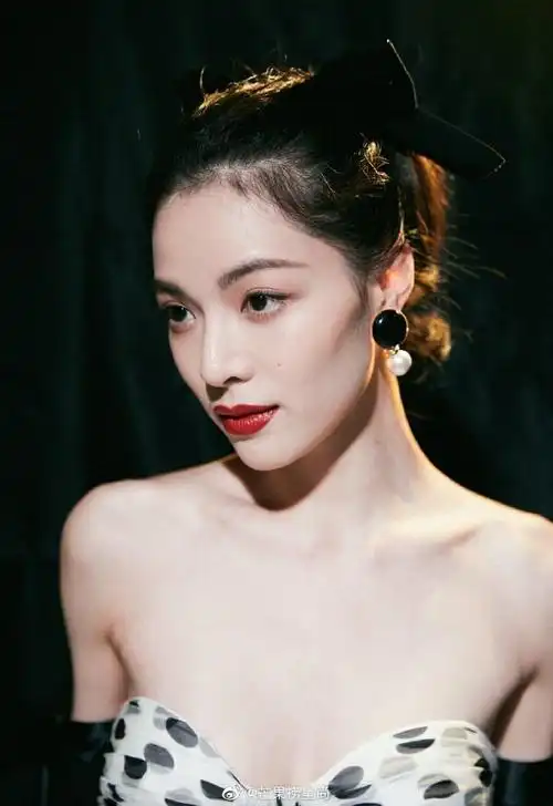 裙#钟楚曦| mahb时尚先生盛典,一袭isabel sanchis复古波点抹胸长裙