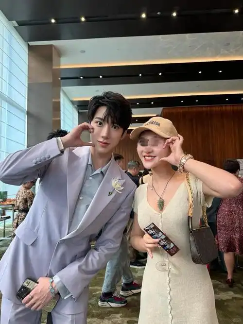 陈伟霆一家3口出席婚礼,新郎身份不简单,曾和袁冰妍传绯闻!