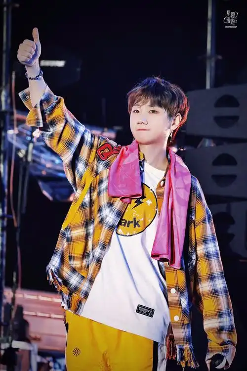 99999999  鞠躬的时候小表情那么可爱的吗06    @汪苏泷