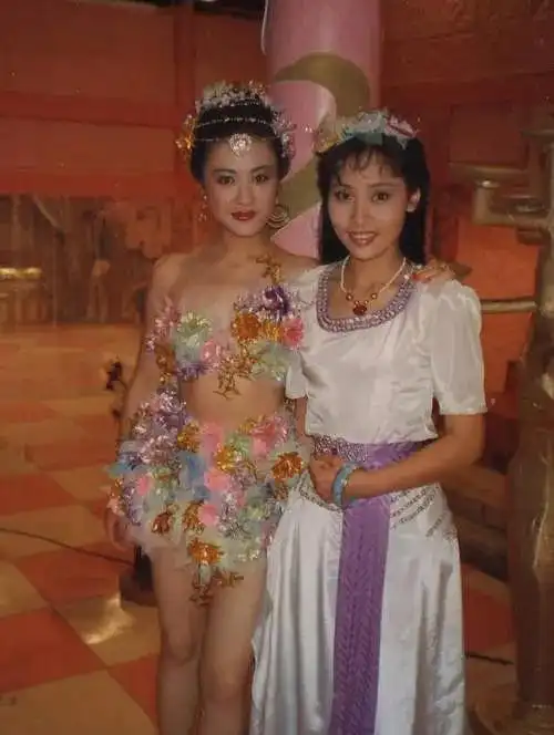 90版封神榜妲己傅艺伟穿太少男主角自曝不敢正眼看她