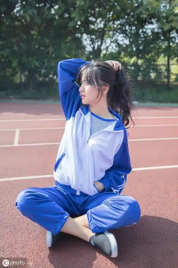 校园的清纯——穿校服的女孩