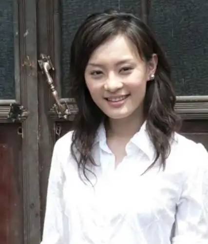 孙俪又来释放魅力了,穿黑色抹胸裙配长耳环,短发女人也照样迷人