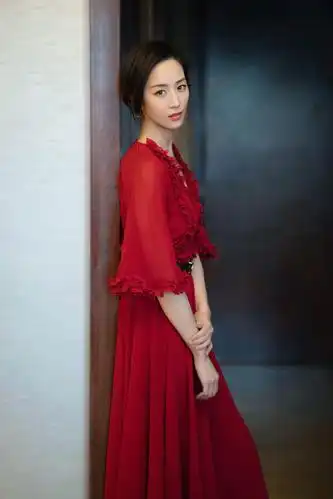 张钧甯玫瑰红裙梦回唐探ivy 光影之间展现优雅气质