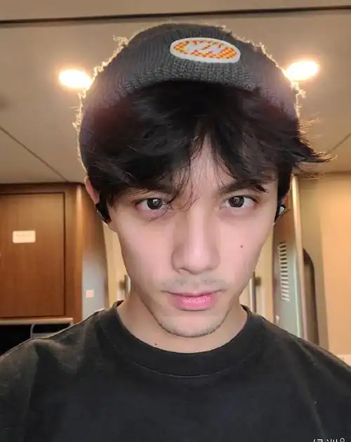 吴磊绿洲在线求帮修胡子满脸胡茬显熟男魅力