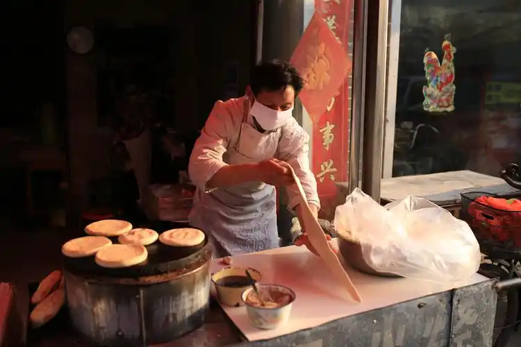 瘦弱的河南汉子打了40年烧饼撑起了整个家族