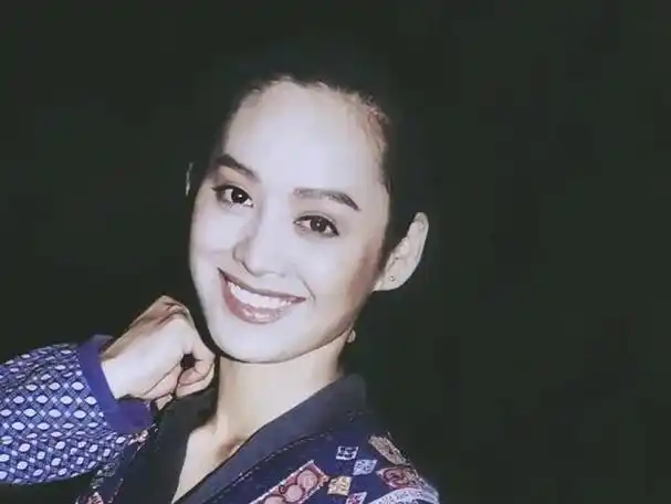 不久后,她结识了比自己小11岁的男友王小毅.