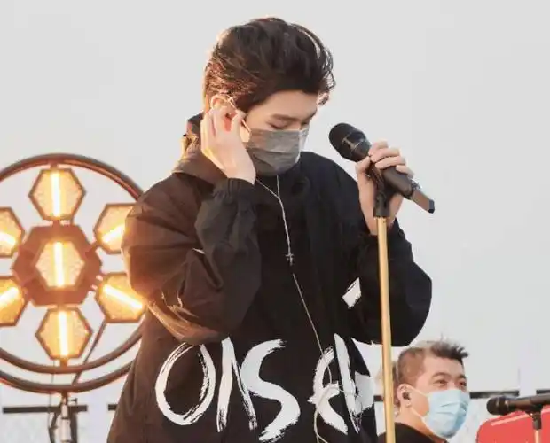 王源戴口罩上台彩排,看到他拿麦那一刻,确定他是19岁大学生?