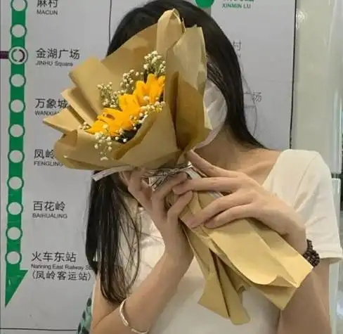 捧花女生头像以鲜花为祭向神明祈愿我所爱之人岁岁平安