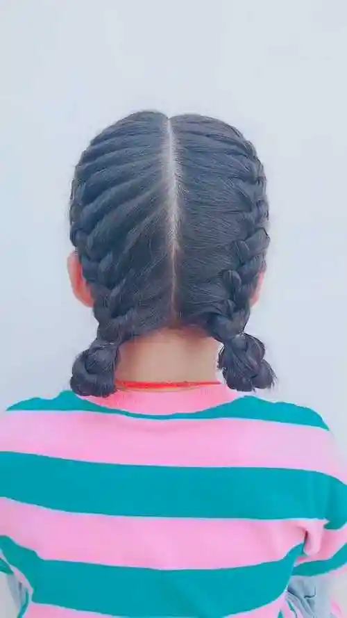 小学生夏天可以这样编头发,干净利落的发型很适合小学生_腾讯视频